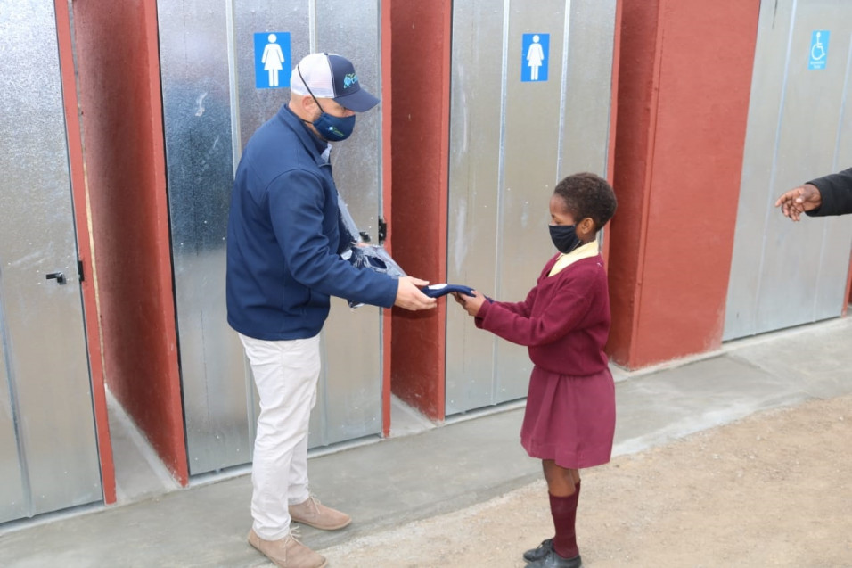 Kunikezelwe ngezinglu zangasese kwisikolo saseDongwe